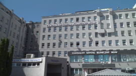 Centralny Szpital Kliniczny MSWiA w Warszawie w czasie pandemii - z zewnątrz [przebitki]