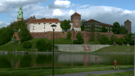 Bulwary wiślane w Krakowie - widok na Zamek Królewski na Wawelu [przebitki] News powiązane z bulwary wiślane