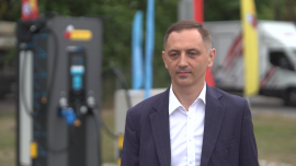 Biedronka w tym roku postawi na swoich parkingach 150 stacji ładowania elektryków. Do końca 2024 roku będzie ich 600 w całej Polsce