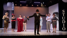 W spektaklu „Dyrektor teatru” spotykają się aktorzy dramatyczni i śpiewacy operowi. Arie Mozarta sąsiadują z popularnymi włoskimi przebojami News powiązane z spektakl