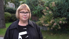 Ilona Łepkowska: Od pewnego czasu się przyjęło, że ledwo z supermarketów znikną cmentarne znicze, to pojawiają się bombki choinkowe. Dla mnie to jest trochę za szybkie przejście