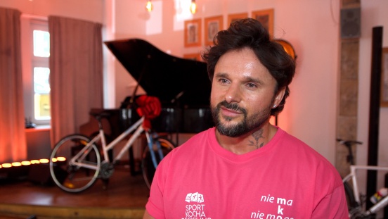 Qczaj: Mam dłuższe włosy i w życiu nie słyszałem tylu komplementów na temat swojego wyglądu. Dziewczyny mnie porównują do Massimo z „365 dni”