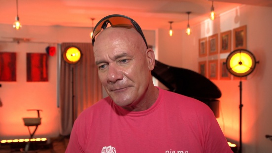Piotr Zelt: W te wakacje gram wyjątkowo dużo spektakli. Znajdę jednak czas na wyjazd nad morze, żeby popływać z córką na desce