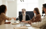 Spawacz, elektryk, księgowy czy specjalista DevOps i Cloud – kogo brakuje do pracy? Regiony i stawki