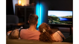 Telewizor w salonie pozostaje głównym centrum rozrywki w Europie Jak i gdzie ogląda się treści na całym świecie?