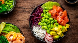 Aloha w dostawie! Lilo i Stich wracają – a z nimi na fali poké bowle Biuro prasowe
