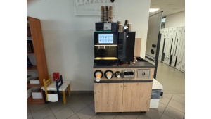 Komu przeszkadza kawa w automatach i dlaczego Polacy płacą tak dużo za plastikowe kubki? Rada Przedsiębiorców apeluje o rozsądek i zmiany w prawie Biuro prasowe