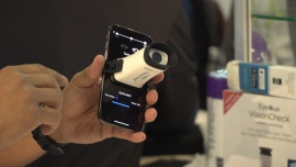 Urządzenie w formie przystawki do smartfona pozwoli samodzielnie zbadać wzrok. To szansa na lepszą diagnostykę chorób oczu m.in. u osób starszych News powiązane z wada wzroku