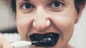 Używasz naturalnych past do zębów? Uważaj na próchnicę! Biuro prasowe