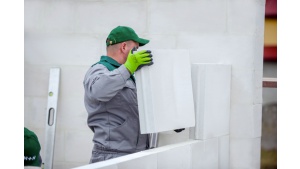 Błyskawiczne wznoszenie ścianek działowych z H+H Panelami Tempo