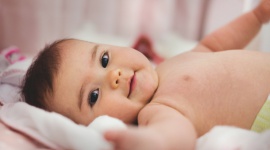 Układ pokarmowy niemowlęcia: jak się rozwija i dlaczego jest tak delikatny?