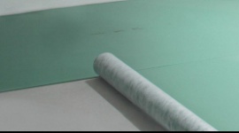 Maty podłogowe pod panele laminowane – sposób na cichą, równą i stabilną podłogę