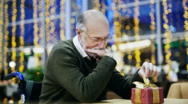 Lęk przed samotnością w Święta. Jak wesprzeć mentalnie naszych seniorów?