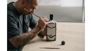 Joshua Vides - gwiazda pop artu zamienił butelkę w dzieło sztuki!