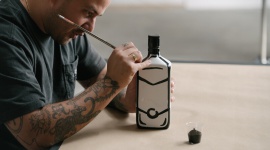 Joshua Vides - gwiazda pop artu zamienił butelkę w dzieło sztuki! Biuro prasowe