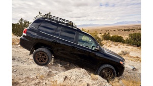 Toyota Land Cruiser 300 z hybrydą V6 jeszcze w tym roku? Biuro prasowe