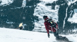 Jaki sprzęt technologiczny zabrać ze sobą na narty i snowboard? Poradnik