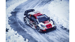 Toyota Yaris WRC na długim kolcu