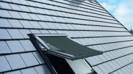 Nowoczesne i praktyczne okno dachowe Designo R7 marki Roto z markizą Screen