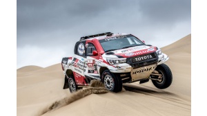 Fernando Alonso przetestuje dakarową Toyotę Hilux w RPA