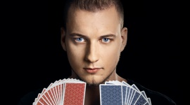 Iluzjonista Y magicznie promuje krążek w Polsce