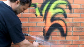 Graffiti niszczy budynki. Jak można temu zapobiec? Biuro prasowe