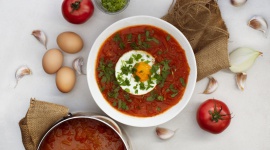 Przepis na portugalską zupę pomidorowo-cebulową z jajem