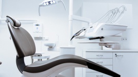 Stomatologia w Polsce a za granicą – gdzie udać się na denturyzm?