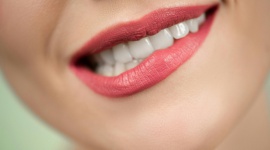 Dentysta wylicza codzienne nawyki, które mogą szkodzić Twoim zębom. Lepiej je zn