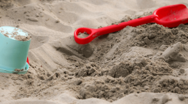 Lepienie babek z piasku w Niechorzu