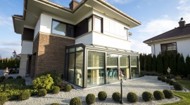 Dom gotowy na lato – zamontuj osłony okienne i moskitiery