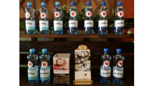 Woda w zamian za datek na rzecz hospicjum