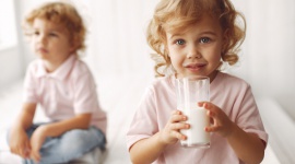 Mleko w diecie roczniaka – jaki produkt odpowie na potrzeby małego dziecka?