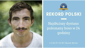 Paweł Mej po raz kolejny w rekordowym biegu boso Biuro prasowe