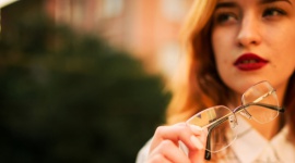 Okulary coraz częściej postrzegane jako element garderoby i wizerunku [raport]