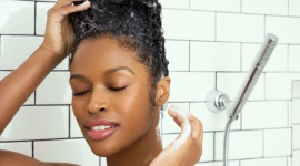 10 eksperckich wskazówek dotyczących pielęgnacji kręconych włosów