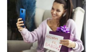 Wykorzystaj smartfon, by złożyć kreatywne życzenia swoim dziadkom Biuro prasowe