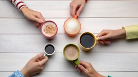 Większość Polaków pije „białą“ kawę. Również z dodatkiem napojów roślinnych