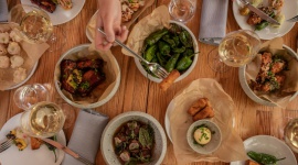 Foodsharing - idea restauracyjnego trendu dzielenia się jedzeniem przy stole