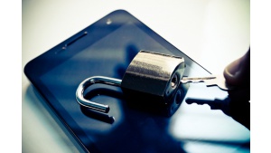 Jak przygotować smartfona do naprawy, by nie paść ofiarą oszustwa?