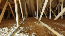 Konstrukcje dachowe: prefabrykowane wiązary i termoizolacja z włókien drzewnych