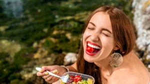 Dieta a zdrowie jamy ustnej, jakie produkty wspierają zdrowie naszych zębów Biuro prasowe