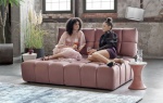 Salon nabiera kolorów z sofami Bizzarto