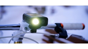 Bezpieczniej na dwóch kołach. NAVITEL pokazuje kamery rowerowe 4K z oświetleniem Biuro prasowe