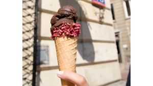 Rzemieślnicze lody czekoladowe – zdrowy hit lata!