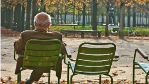 Czy polscy seniorzy skazują się na samotność, pozostając niezależnymi?