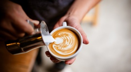 Sekret idealnie spienionego mleka – proste wskazówki dla kawoszy