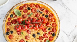 PRZEPIS: Clafoutis z pomidorkami cherry i czarnymi oliwkami drylowanymi OLE!