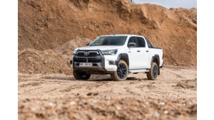 Nowa Toyota Hilux sprawdzona przez mistrza rajdów terenowych Biuro prasowe