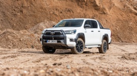 Nowa Toyota Hilux sprawdzona przez mistrza rajdów terenowych